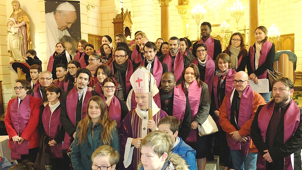 Appel décisif 2016 : les catéchumènes entourent Mgr d'Ornellas après la célébration