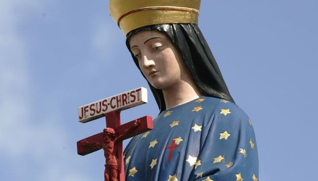 Statue de la Vierge devant la basilique de Pontmain