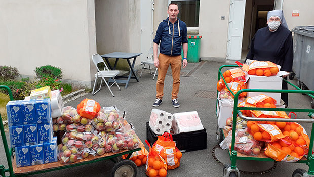 La SSVP offre un colis alimentaire aux Petites Soeurs des Pauvres de Rennes