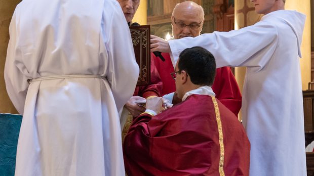 Erwan Thibault reçoit son calice et la patène en signe de la charge de présider la célébration de L Eucharistie