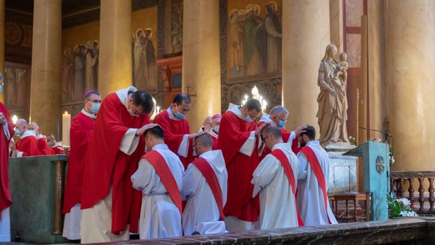 Les évêques et les prêtres viennent imposer les mains exprimant l'incorporation de Paul, Luc, Dominique et Joseph-Marie dans le presbytérium (le collège des prêtres)