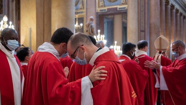 Baiser fraternel des nouveaux ordonnés aux prêtres présents
