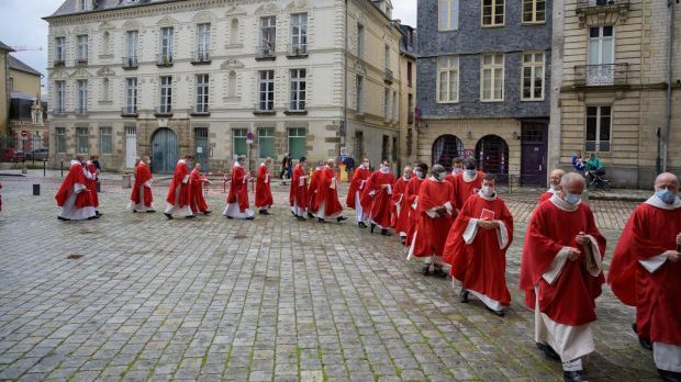 Procession de prêtres parvis cathédrale