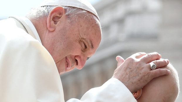 Pape François et enfant malade