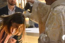 Baptême d'une jeune à la paroisse Notre-Dame de Bonne-Nouvelle à Rennes