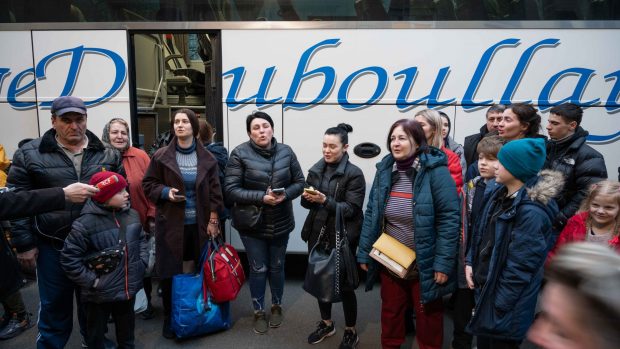 Des femmes chantent l'hymne ukrainien à la descente du bus