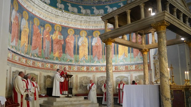 Messe à la basilique Saint-Clément, devant une fresque représentant les apôtres