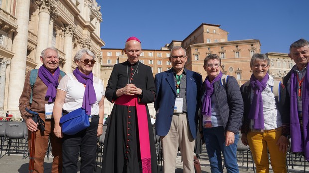 Mgr d'Ornellas entouré de quelques pèlerins du diocèse devant la basilique St Pierre