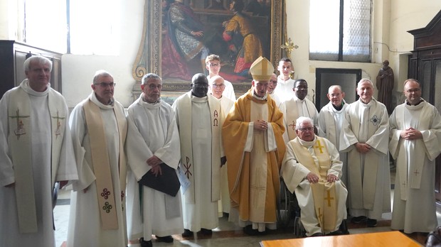 Mgr d'Ornellas, les prêtres et diacres du pèlerinage