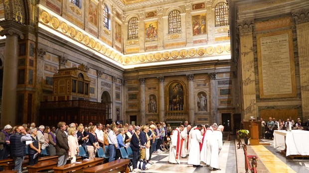Messe à St Paul Hors-les-Murs, ornée des portraits de tous les papes