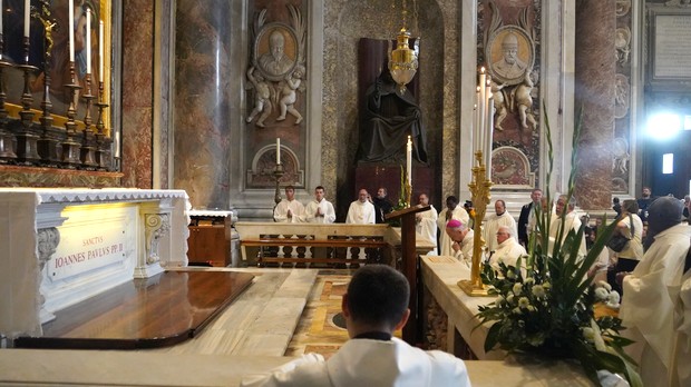 Les pèlerins prient devant la tombe de St Jean-Paul II le jour de sa fête, à la basilique St Pierre