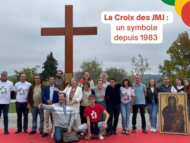 L'équipe d'organisation des JMJ du 35 et 22 à Porto avec la Croix et l'icône des JMJ