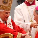 Le pape Benoît XVI remet le Pallium à Mgr Pierre d'Ornellas en 2007