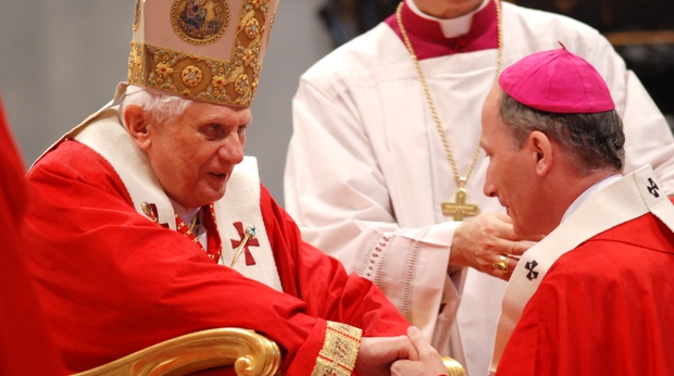Le pape Benoît XVI remet le Pallium à Mgr Pierre d'Ornellas en 2007