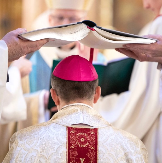 Pendant la prière d'ordination, un évangéliaire est placé au dessus de la tête de l'ordinand