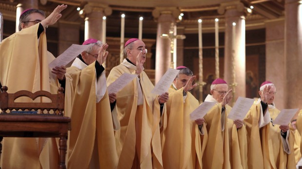 Les évêques pendant la prière d'ordination