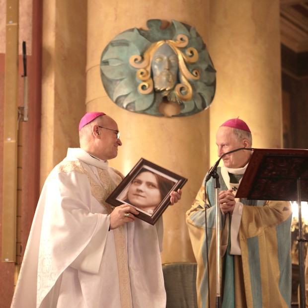 Un portrait de Ste Thérèse de l'Enfant Jésus est offert à Mgr Bondu