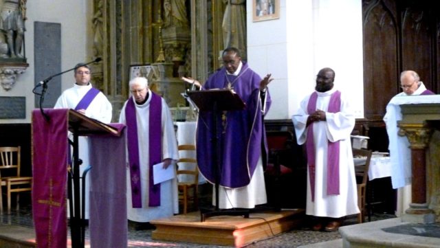 Mgr Edouard Sinayobye, entouré des prêtres et diacres, a célébré le messe jeudi 2 mars 2023, à Plélan.
