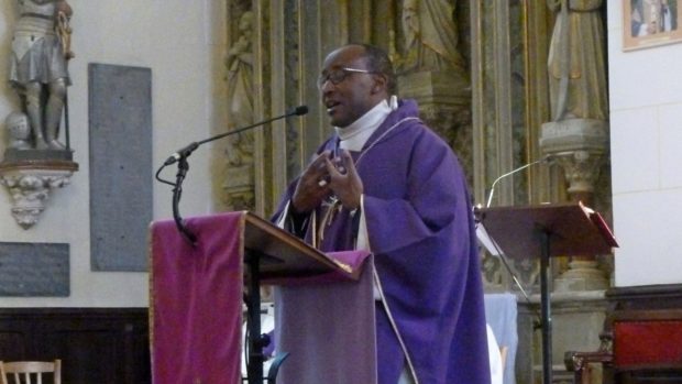 Mgr Édouard Sinayobye, évêque du diocèse de Cyangugu (Rwanda) a célébré la messe, jeudi 2 mars 2023, à Plélan.