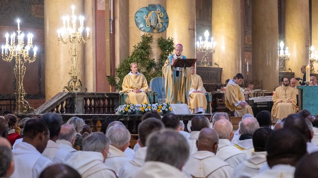 Mgr d'Ornellas prononce l'homélie devant plus d'une centaine de prêtres et de diacres du diocèse
