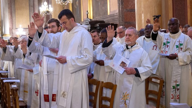 Les prêtres consacrent avec Mgr d'Ornellas le Saint-Chrême, qui sert pour les Confirmation et l'ordination des prêtres