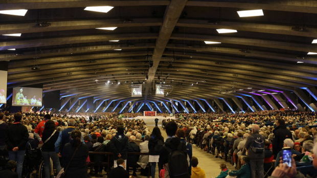 Messe internationale dans l'immense basilique souterraine Saint-Pie X, avec des pèlerins du monde entier
