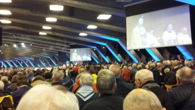 25 000 personnes à la messe internationale à la basilique souterraine. : "Une vraie communion fraternelle et internationale".