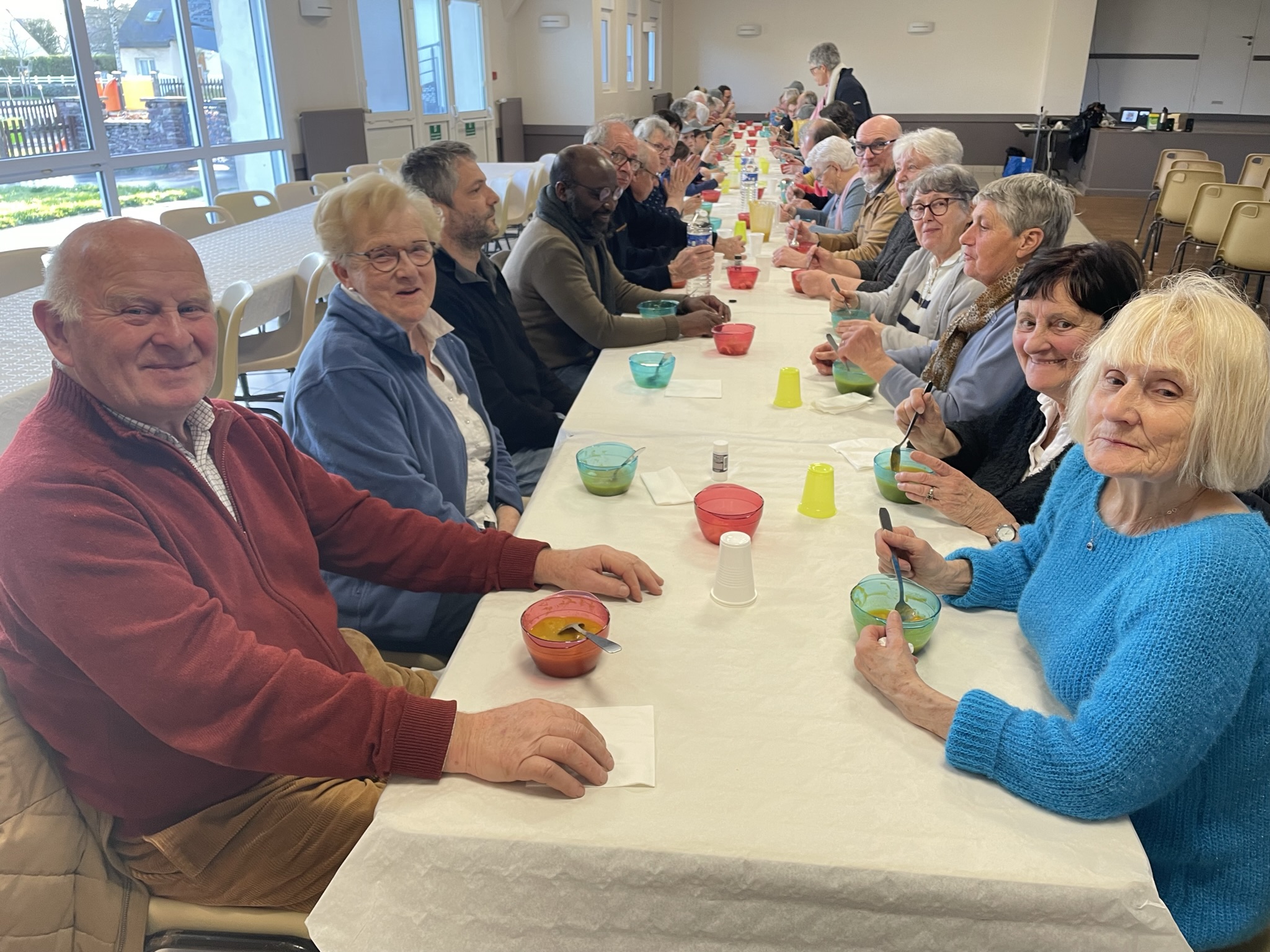 La soirée bol de soupe a réuni une cinquantaine de personnes, vendredi 31 mars 2023, à Treffendel, autour de Pierre-Louis Lavigne, de la fondation Raoul Follereau. L’une des rendez-vous du carême, organisé par la paroisse Saint-Judicaël en Brocéliande.