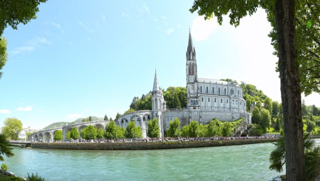 Le pèlerinage diocésain de Rennes rassemble 1 200 personnes à Lourdes, du 17 au 23 avril 2023. Thème de l'année: "Que l'on bâtisse ici une chapelle".