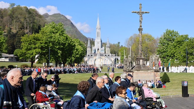 Mardi : procession d'entrée en pèlerinage devant le calvaire des bretons