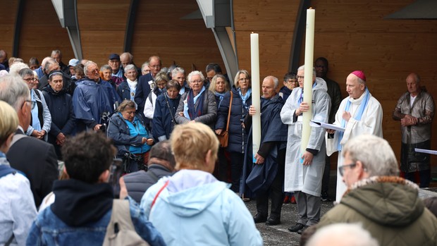 Mgr d'Ornellas a béni et déposé un cierge à Lourdes, rassemblant toutes les intentions de prières du diocèse