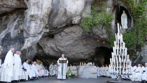 Mgr d'Ornellas préside la messe devant la Grotte