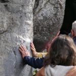 Le rocher de la Grotte que les pèlerins viennent toucher