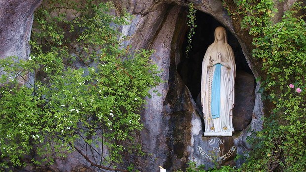 A Lourdes, la Vierge est entourée de roses