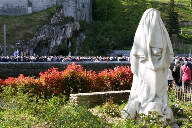 Statue de Bernadette à l'endroit où elle voit la première fois la Vierge apparaître