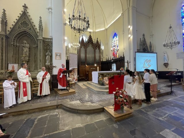 Erin, Katell, Arthur et Ellyrose se préparent à recevoir le sacrement de confirmation, dimanche 25 juin 2023, à l’église de Plélan-le-Grand.