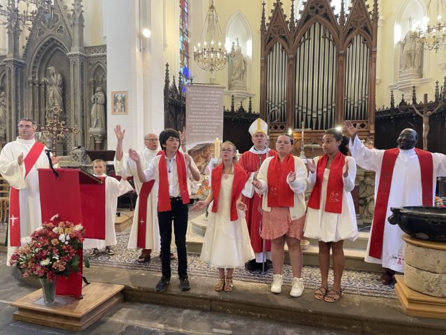 Mgr Bondu, évêque auxiliaire de Rennes, a invité Arthur, Katell, Erin et Ellyrose à "être des visages rayonnants" et "à porter l'amour de Dieu aux autres.".