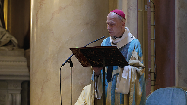 Mgr d'Ornellas prononçant l'homélie pendant les ordinations sacerdotales