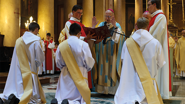 Mgr d'Ornellas prononçant la prière d'ordination