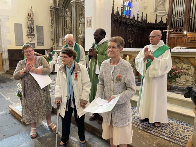 Emilie Lanoë et Héléne Rouault (au premier plan) ont reçu la médaille de reconnaissance diocésaine pour leurs vingt-cinq ans passés au service de l’Eglise, la première comme sacristine, la seconde comme trésorière.