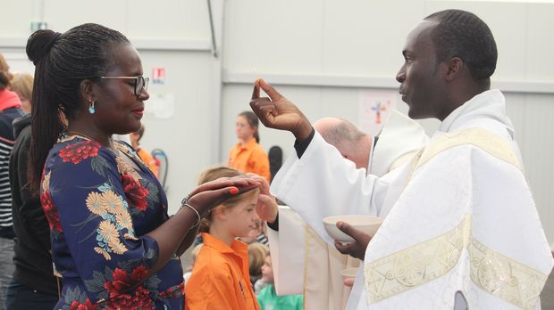 Éric Nziraguseswa donne la communion à sa mère