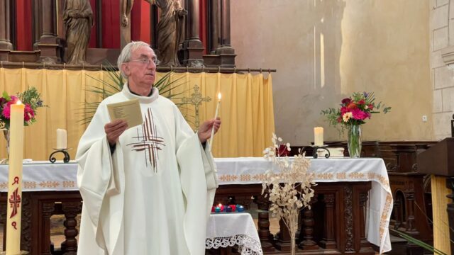 A Maxent, le père Daniel Boué, curé de la paroisse Saint-Judicaël en Brocéliande, allume des bougies pour les défunts de l’année.