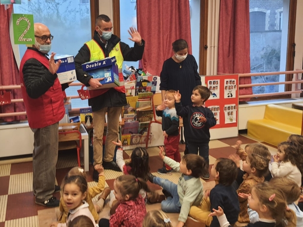 Des élèves de l'école Saint-Yves de Rennes participent aussi à la collecte de Noël