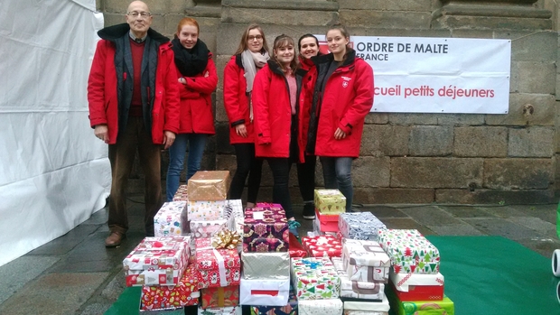 Le jour de Noël, distribution des cadeaux aux sans-abris de Rennes par l'Ordre de Malte