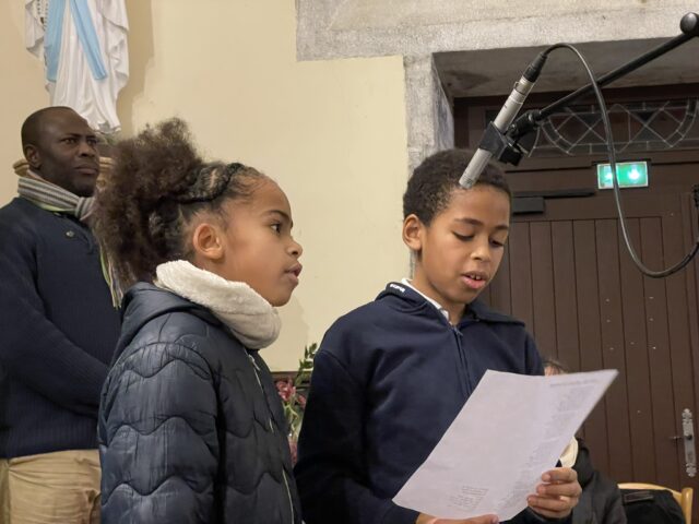 A Plélan, Claire et Thomas ont ouvert la messe par le chant « Noël des enfants du monde ».