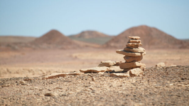 Monticule de pierre dans le désert.