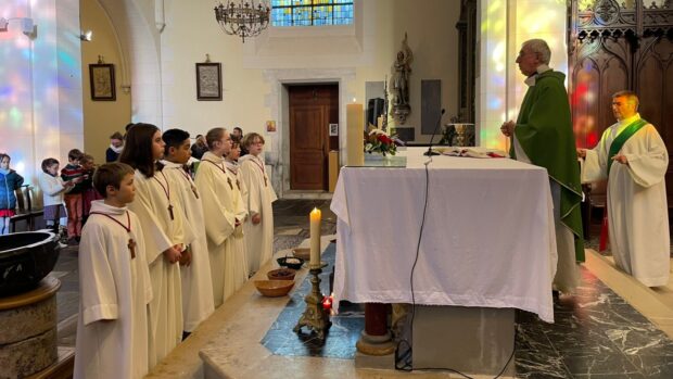 Les servants d'autel lors de la messe des familles, dimanche 28 janvier 2024, à Plélan-le-Grand.