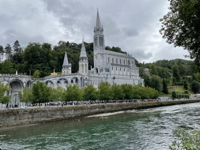 Du 26 mai au 1er juin 2024, tous à Lourdes! Pèlerinage diocésain avec Mgr Jean Bondu, évêque auxiliaire de Rennes.
