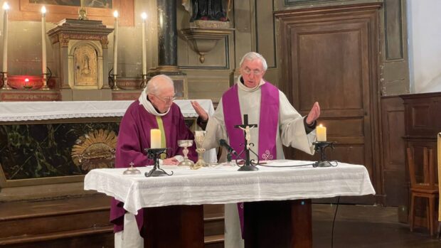 De gauche à droite : le père Fernand Lepage et le père Daniel Boué, curé de la paroisse Saint-Judicaël en Brocéliande, lors de la messe samedi 2 mars 2024 à l’église de Saint-Péran.