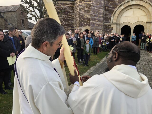 Le cierge pascal symbolise le Christ ressuscité, lumière du monde. Veillée pascale samedi 8 avril 2023 à l’église de Maxent.